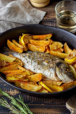 Dorado ya da patates ve limonla pişirilmiş çipura. Sağlıklı beslenme. Diyet