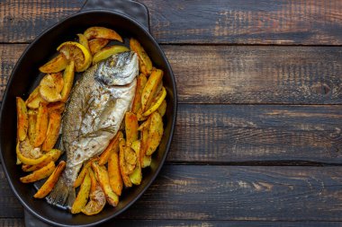 Dorado ya da patates ve limonla pişirilmiş çipura. Sağlıklı beslenme. Diyet