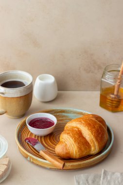 Kızılcık reçelli kruvasan. Kahvaltıda. Vejetaryen yemeği. Hamur işleri