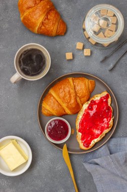 Kızılcık reçeli ve tereyağlı kruvasan. Kahvaltıda. Vejetaryen yemeği. Hamur işleri