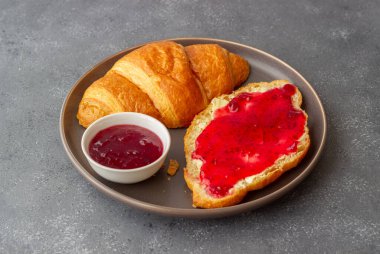 Kızılcık reçeli ve tereyağlı kruvasan. Kahvaltıda. Vejetaryen yemeği. Hamur işleri