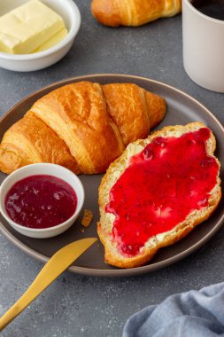 Kızılcık reçeli ve tereyağlı kruvasan. Kahvaltıda. Vejetaryen yemeği. Hamur işleri