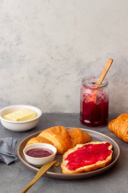 Kızılcık reçeli ve tereyağlı kruvasan. Kahvaltıda. Vejetaryen yemeği. Hamur işleri