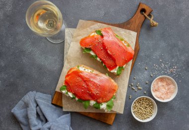 Somon, roka ve beyaz peynirli sandviç. Sağlıklı beslenme