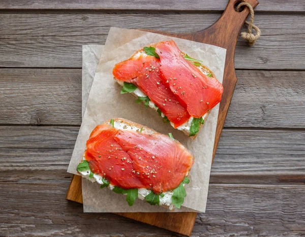 Somon Roka Beyaz Peynirli Sandviç Sağlıklı Beslenme — Stok fotoğraf