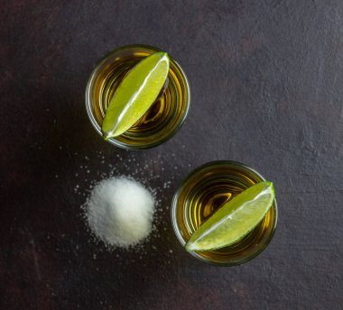 Limonlu ve tuzlu tekila. Alkollü içecekler. Çubuk