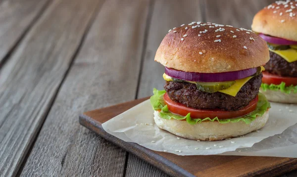 Hamburger Hússal Paradicsommal Uborkával Sajttal Hagymával Amerikai Konyha Gyorsétterem — Stock Fotó