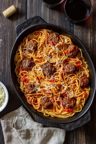 Spagetti, domates sosu ve parmesan peynirli köfte. İtalyan mutfağı