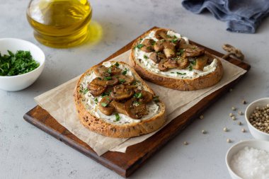 Mantarlı, beyaz peynirli Sağlıklı beslenme. Vejetaryen yemeği.