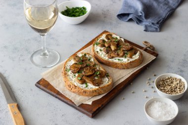 Mantarlı, beyaz peynirli Sağlıklı beslenme. Vejetaryen yemeği.