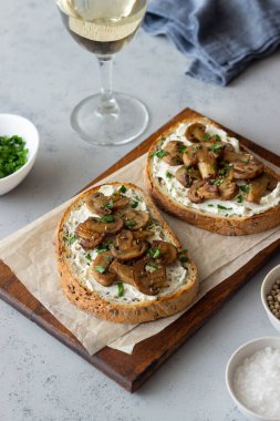 Mantarlı, beyaz peynirli Sağlıklı beslenme. Vejetaryen yemeği.