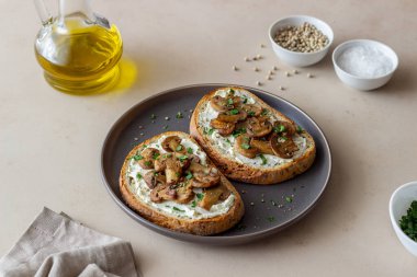 Mantarlı, beyaz peynirli Sağlıklı beslenme. Vejetaryen yemeği.