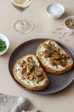 Mantarlı, beyaz peynirli Sağlıklı beslenme. Vejetaryen yemeği.