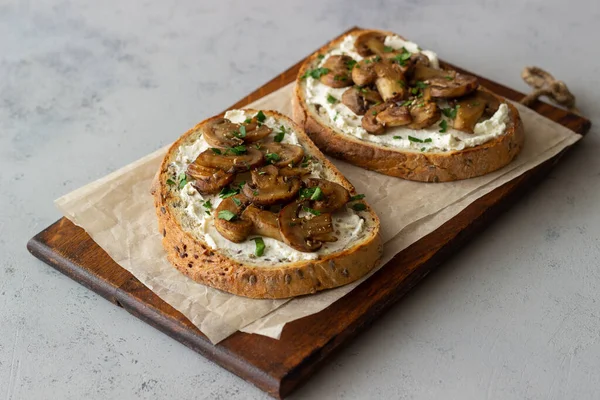 Mantarlı, beyaz peynirli Sağlıklı beslenme. Vejetaryen yemeği.