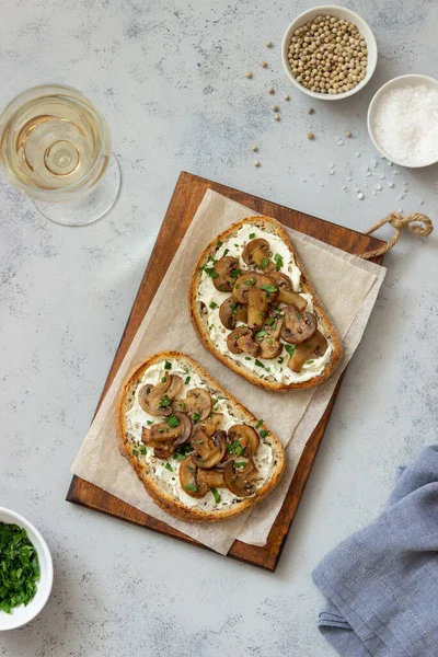 Mantarlı, beyaz peynirli Sağlıklı beslenme. Vejetaryen yemeği.