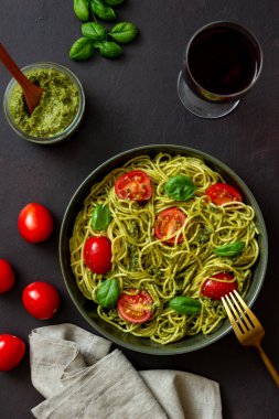 Pesto soslu makarna, domates ve fesleğen. Sağlıklı beslenme. Vejetaryen yemeği.