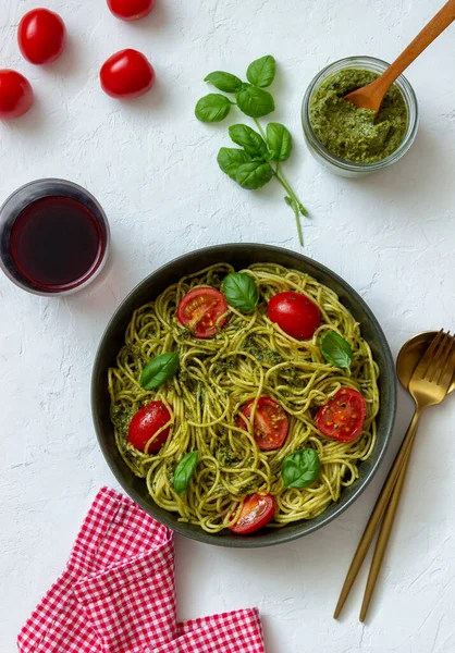 Esparguete Massas Com Molho Pesto Tomate Manjericão Alimentação Saudável Comida — Fotografia de Stock