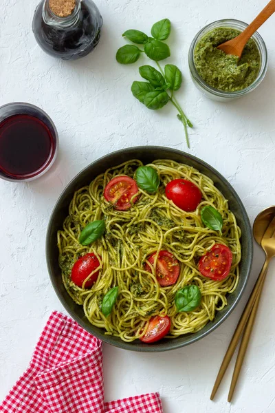 Pasta Espaguetis Con Salsa Pesto Tomates Albahaca Alimentación Saludable Comida — Foto de Stock