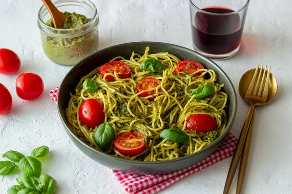 Esparguete Massas Com Molho Pesto Tomate Manjericão Alimentação Saudável Comida — Fotografia de Stock