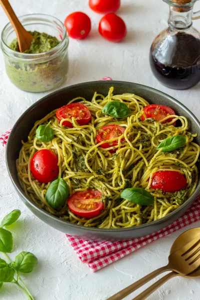 Esparguete Massas Com Molho Pesto Tomate Manjericão Alimentação Saudável Comida — Fotografia de Stock