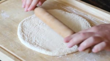 İtalyan pizzası yapma süreci. İtalyan mutfağı.