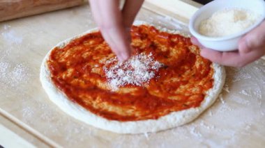 İtalyan pizzası yapma süreci. İtalyan mutfağı.