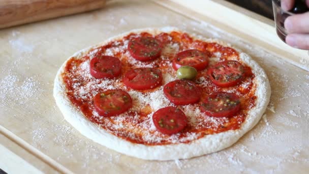 Proces robienia włoskiej pizzy. Kuchnia włoska. — Wideo stockowe