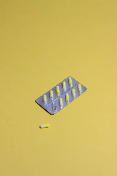 Таблетки Желтом Фоне Лекарства Медицинские Препараты — стоковое фото
