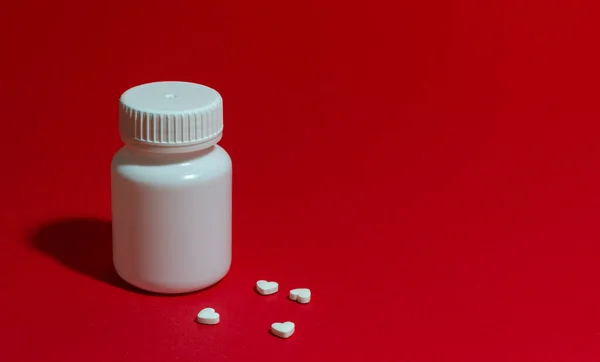 Weißes Glas Mit Tabletten Auf Rotem Hintergrund Gesundheit Medizin — Stockfoto