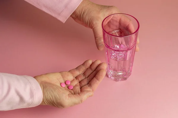 Comprimidos Copo Água Mão Uma Mulher Idosa Saúde Medicina — Fotografia de Stock