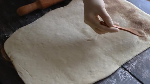 Az édes fahéjas tekercsek készítésének folyamata. Főzök. Sütőipari termékek. — Stock videók