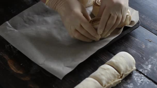 El proceso de hacer rollos de canela dulce. Cocinar. Productos de panadería. — Vídeo de stock