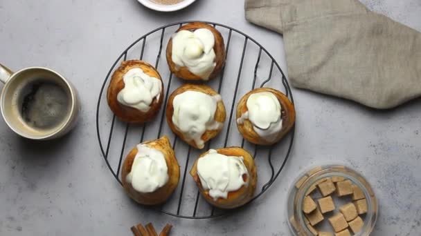 Süße Zimtbrötchen mit Käsesauce. Kochen. Backwaren. — Stockvideo