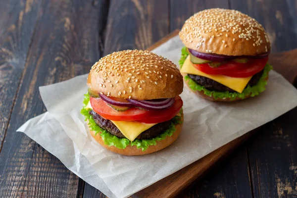 Hambúrgueres Com Costeleta Tomate Alface Pepino Cebola Queijo Cozinha Americana — Fotografia de Stock