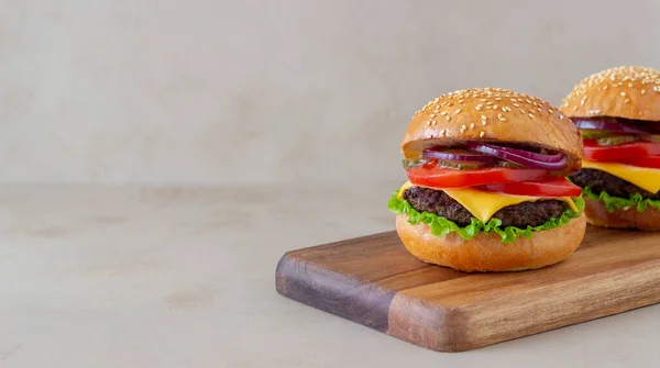 Burgerek Szelettel Paradicsommal Salátával Uborkával Hagymával Sajttal Amerikai Konyha Gyorsétterem — Stock Fotó