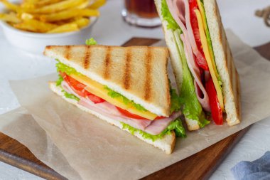 Jambonlu sandviç, salata, domates ve peynir. Amerikan mutfağı. Fast food