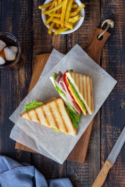 Jambonlu sandviç, salata, domates ve peynir. Amerikan mutfağı. Fast food