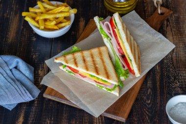 Jambonlu sandviç, salata, domates ve peynir. Amerikan mutfağı. Fast food