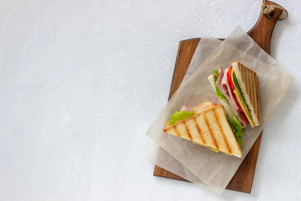 Sandwich Mit Schinken Salat Tomaten Und Käse Amerikanische Küche Fast — Stockfoto