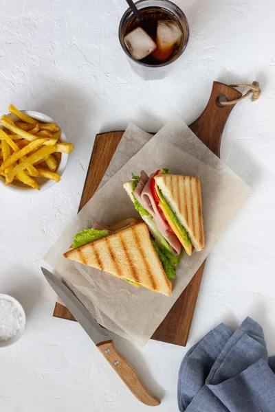 Sandwich Mit Schinken Salat Tomaten Und Käse Amerikanische Küche Fast — Stockfoto