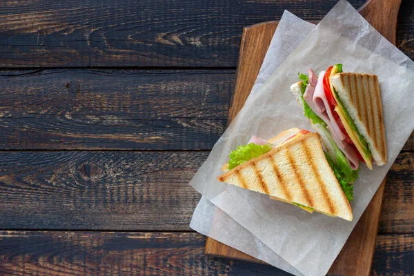 Бутерброд Шинкою Салатом Помідорами Сиром Американська Кухня Їжа Швидка — стокове фото