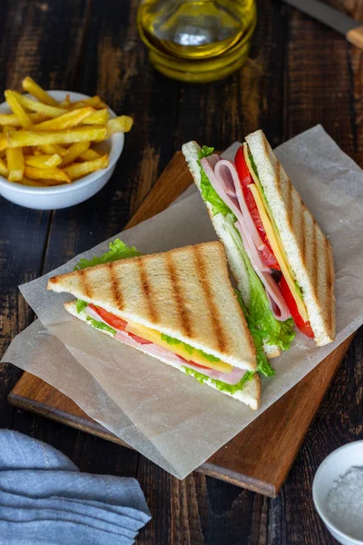 Smörgås Med Skinka Sallad Tomater Och Ost Amerikanskt Kök Snabbmat — Stockfoto