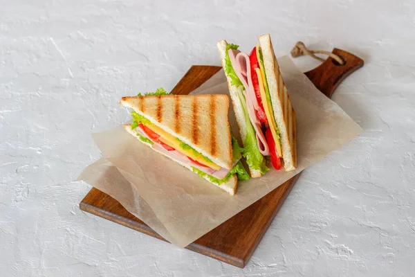 Sandwich Mit Schinken Salat Tomaten Und Käse Amerikanische Küche Fast — Stockfoto