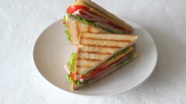 Salatalı sandviç, domates, jambon ve peynir. Amerikan mutfağı. Fast food. Yemek pişirme.