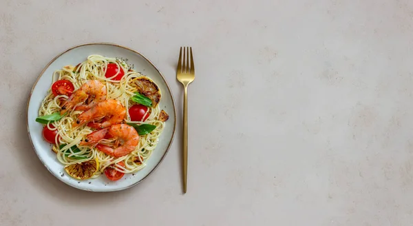 Pasta Espaguetis Con Camarones Tomates Ajo Espinacas Limón Cocina Italiana — Foto de Stock