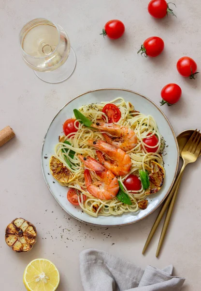 エビのパスタスパゲティ トマト ニンニク ほうれん草とレモン イタリア料理 海鮮料理 — ストック写真