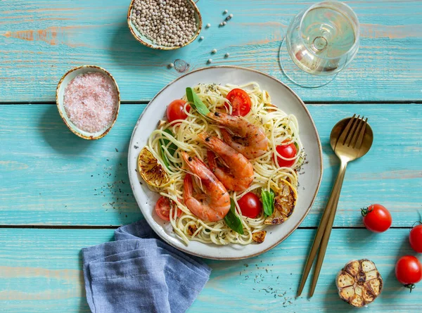 Karides, domates, sarımsak, ıspanak ve limonlu makarna. İtalyan mutfağı. Deniz ürünleri diyeti