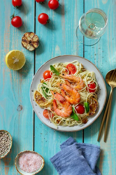 Espaguete Macarrão Com Camarão Tomate Alho Espinafre Limão Cozinha Italiana — Fotografia de Stock