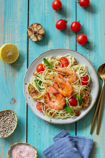 エビのパスタスパゲティ トマト ニンニク ほうれん草とレモン イタリア料理 海鮮料理 — ストック写真