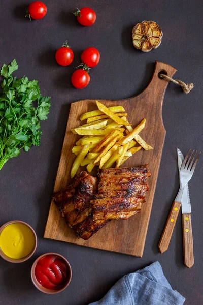 Costeletas Churrasco Com Batatas Fritas Cozinha Americana Grelha Bbq — Fotografia de Stock